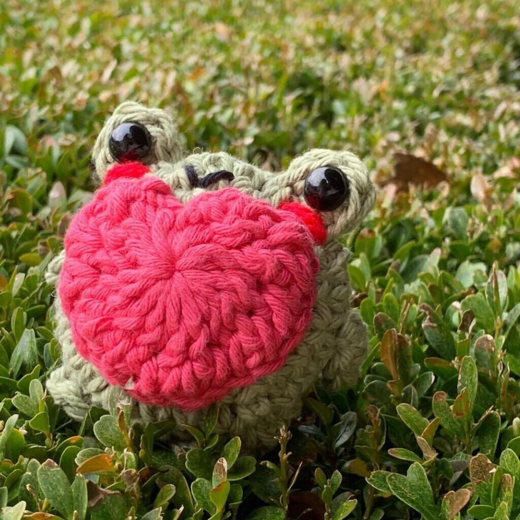 Amigurumi Frog Heart Free Crochet Pattern 4