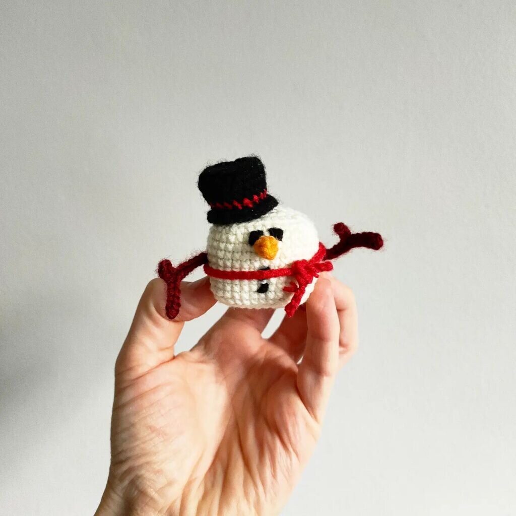 Amigurumi Mini Snowman Free Pattern 4