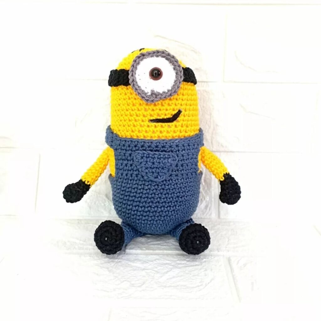 Amigurumi Sitting Minion Free Pattern 1