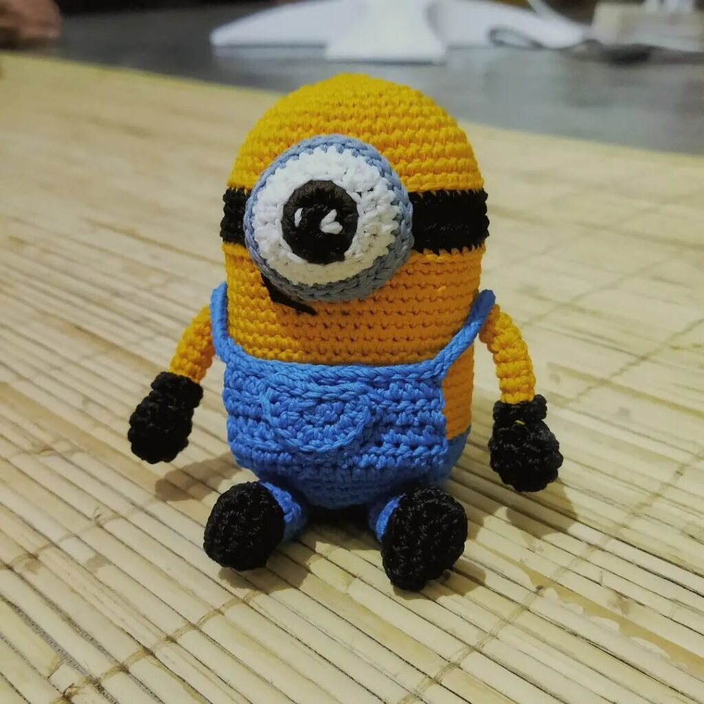 Amigurumi Sitting Minion Free Pattern 2