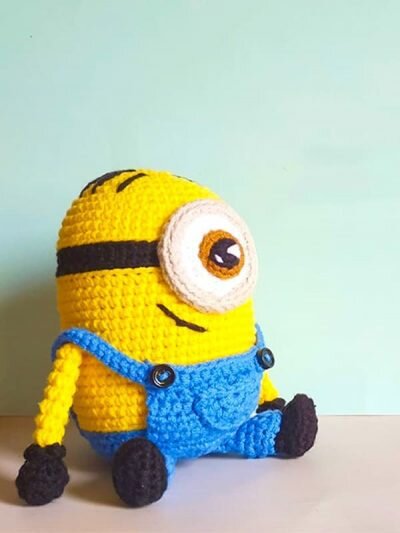 Amigurumi Sitting Minion Free Pattern