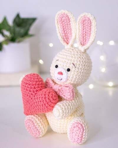 Free Pattern Rabbit with Heart Amigurumi 2