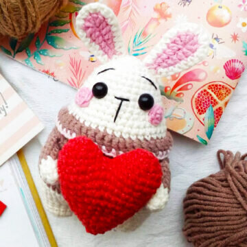 Free Pattern Rabbit with Heart Amigurumi