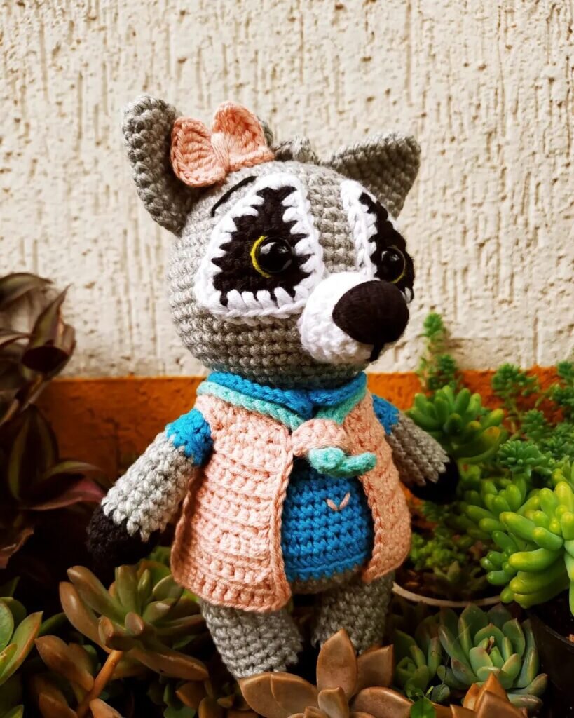 Knitting Raccoon Amigurumi Free Pattern 1