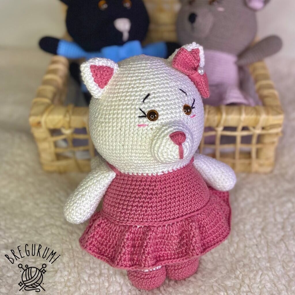 Making Cats in Knitted Amigurumi Dresses 7