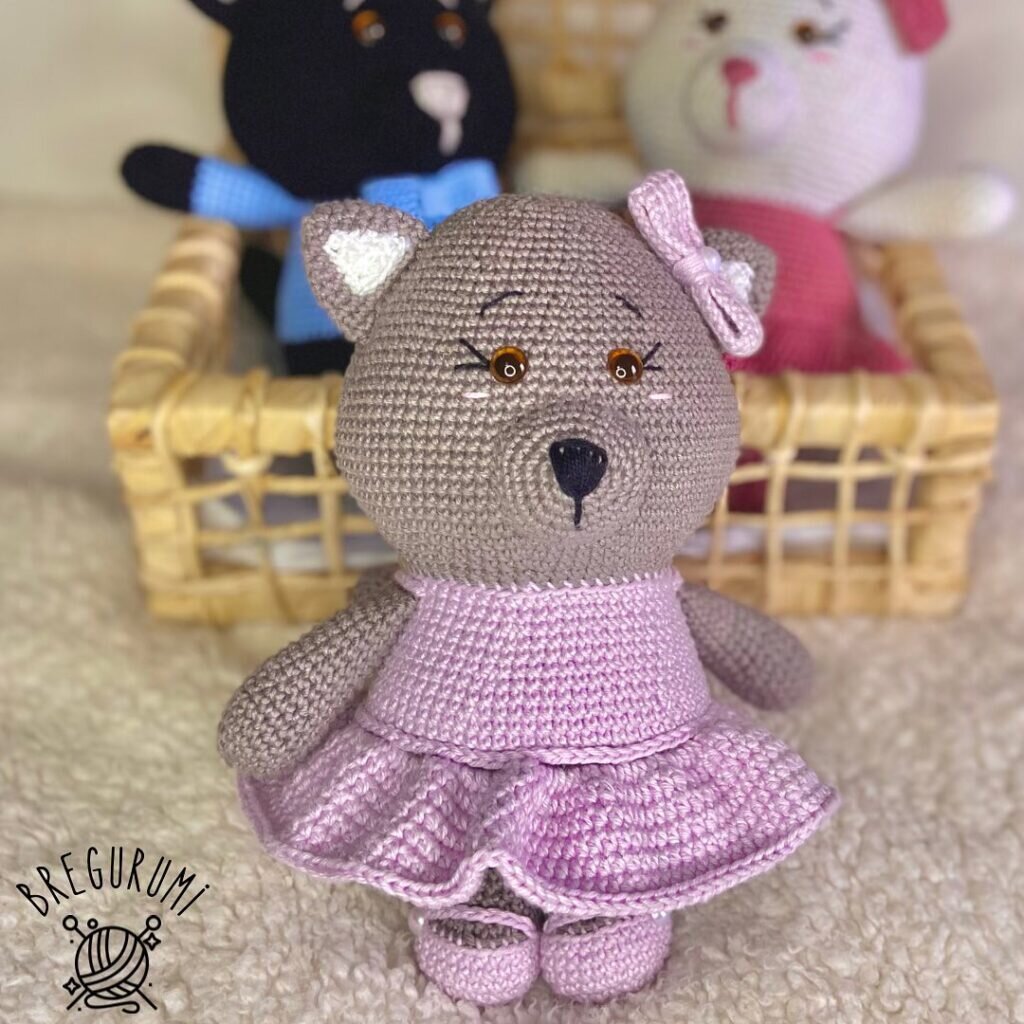 Making Cats in Knitted Amigurumi Dresses 8