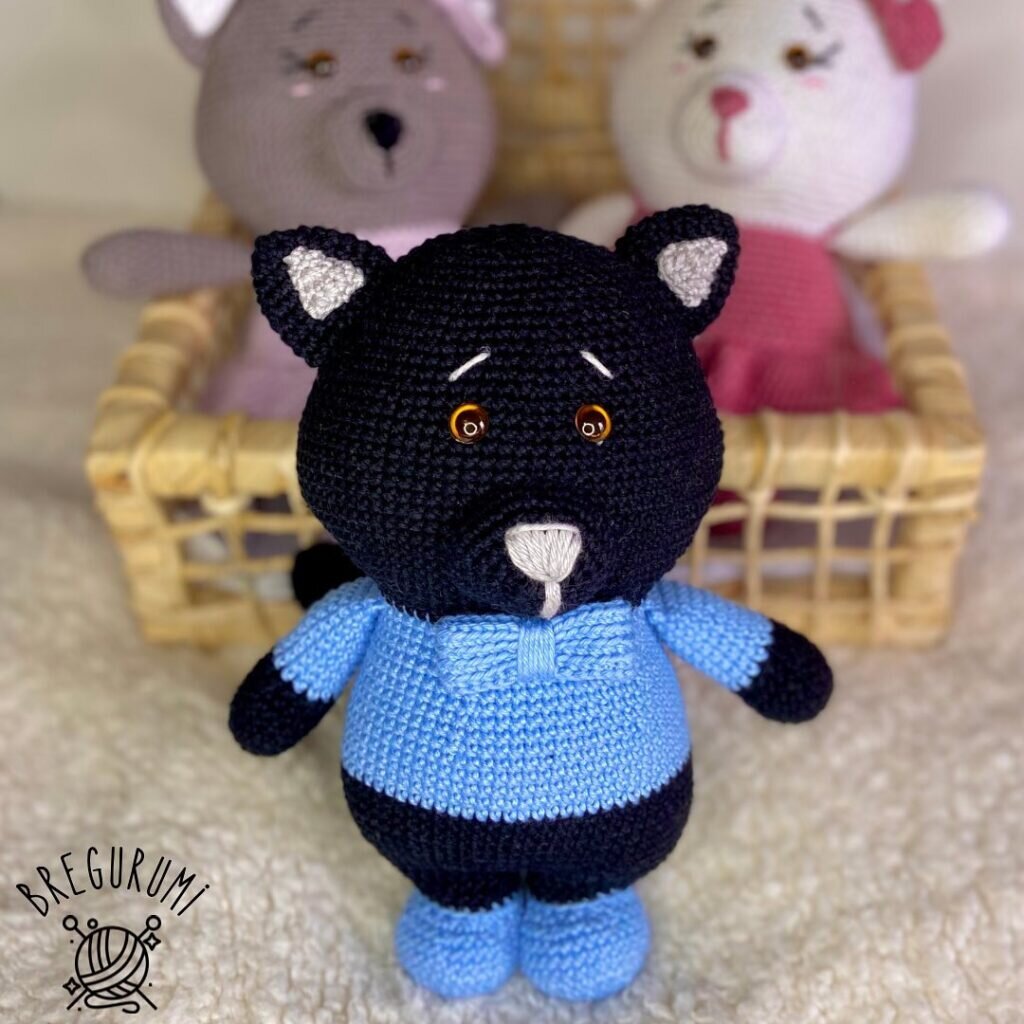 Making Cats in Knitted Amigurumi Dresses 9