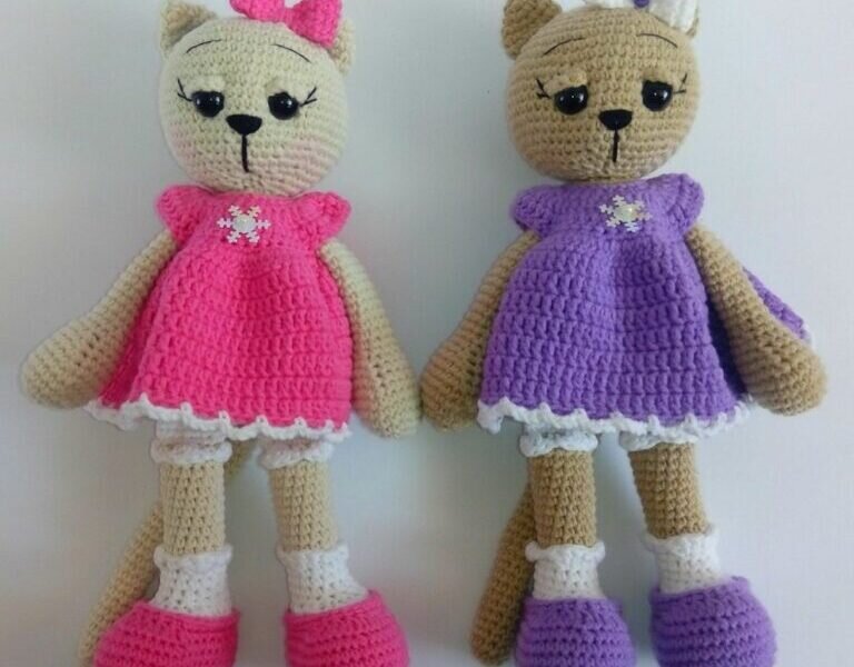 Making Cats in Knitted Amigurumi Dresses