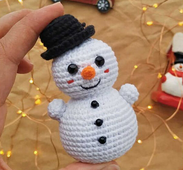 Toy Snowman Amigurumi Free Pattern 1